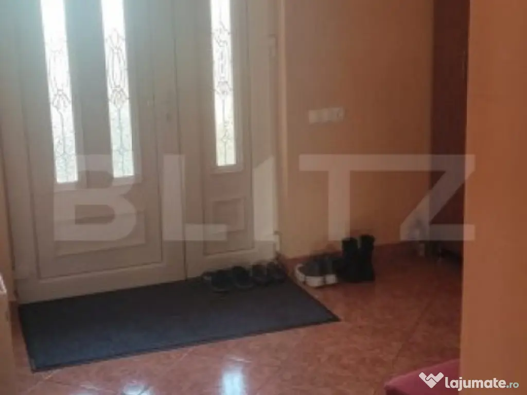 Casa cu 6 camere, 294 mp, zona-Nufarul