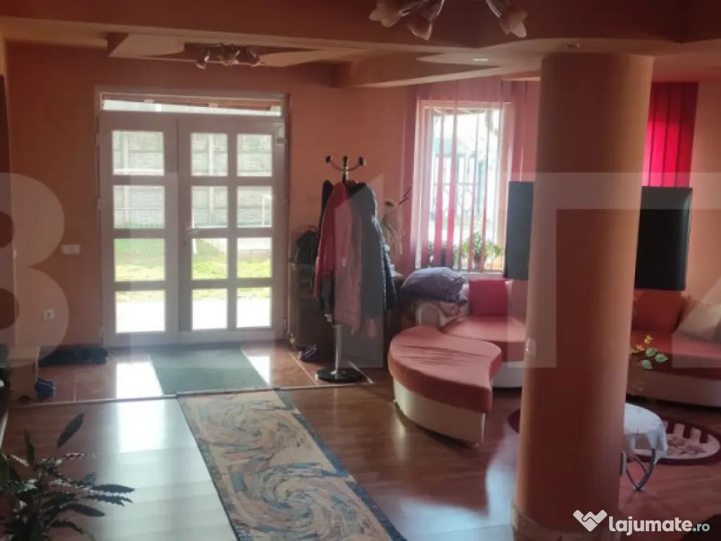 Casa cu 6 camere, 294 mp, zona-Nufarul