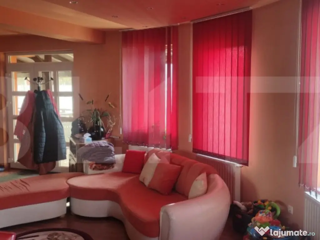 Casa cu 6 camere, 294 mp, zona-Nufarul