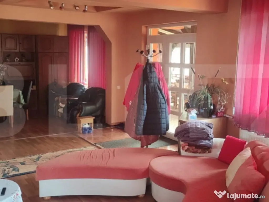 Casa cu 6 camere, 294 mp, zona-Nufarul
