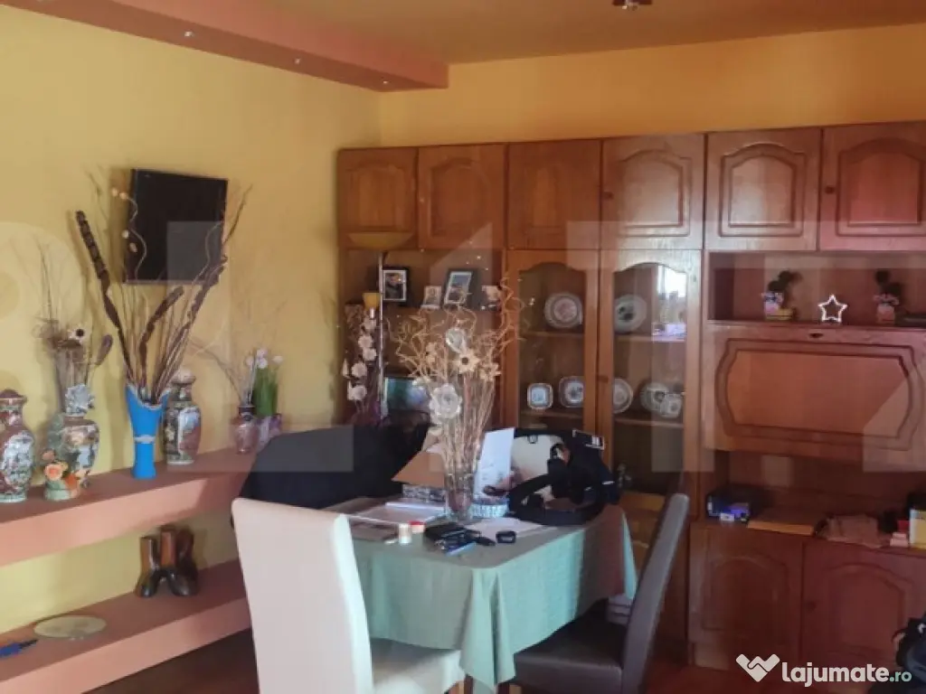 Casa cu 6 camere, 294 mp, zona-Nufarul