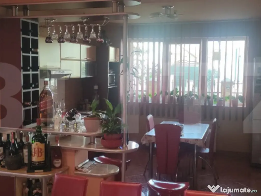 Casa cu 6 camere, 294 mp, zona-Nufarul