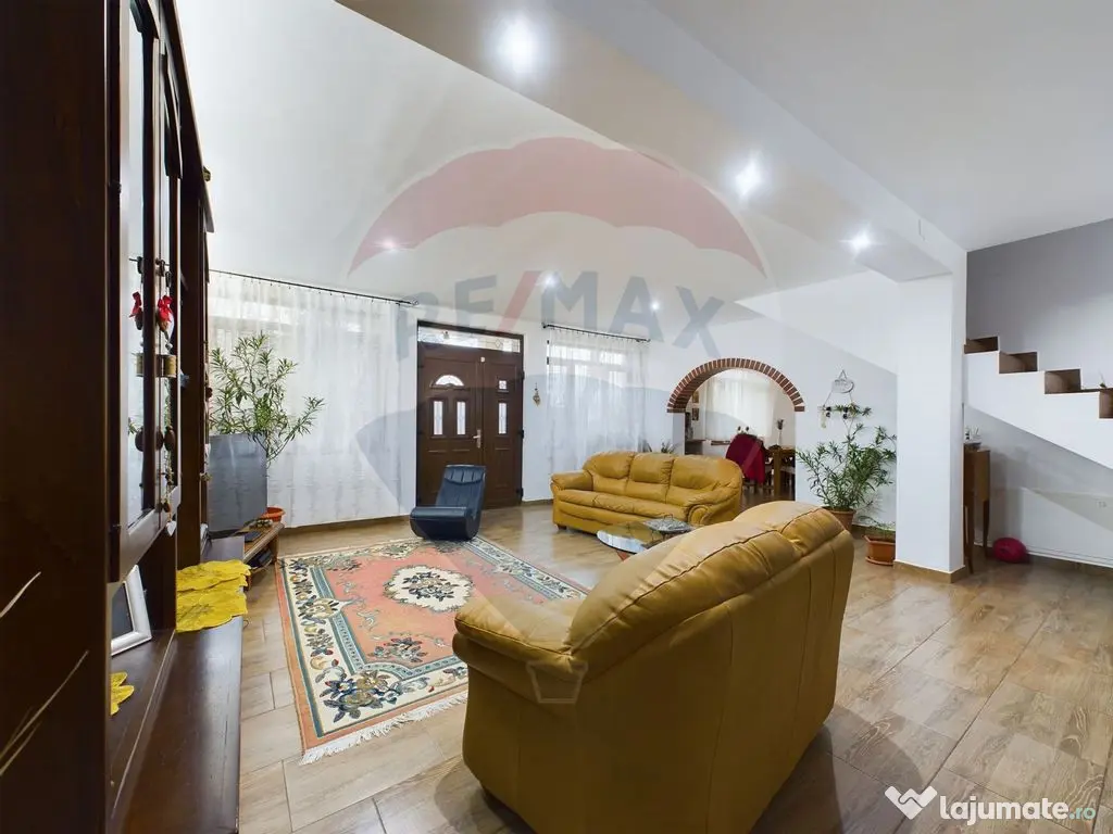 Vila cu 6 camere, teren 1200mp de vanzare- Varasti, la 4 ... 