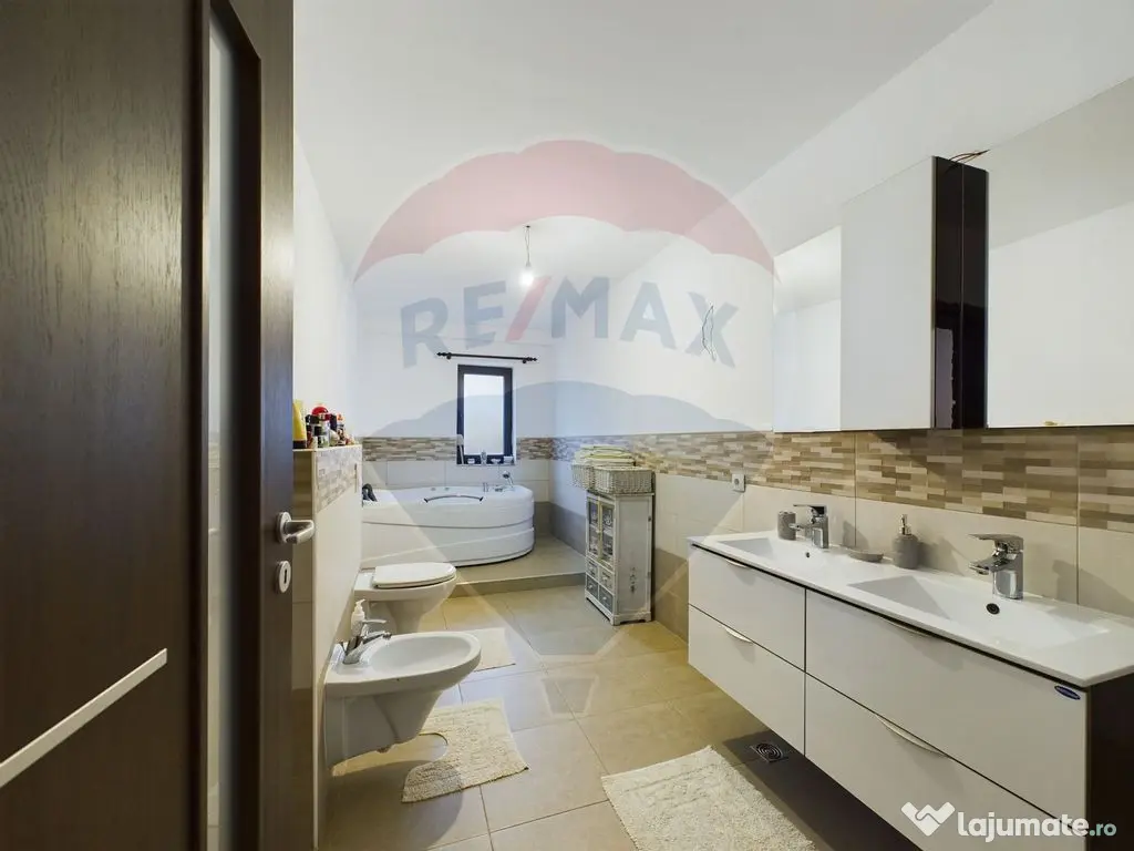 Vila cu 6 camere, teren 1200mp de vanzare- Varasti, la 4 ... 