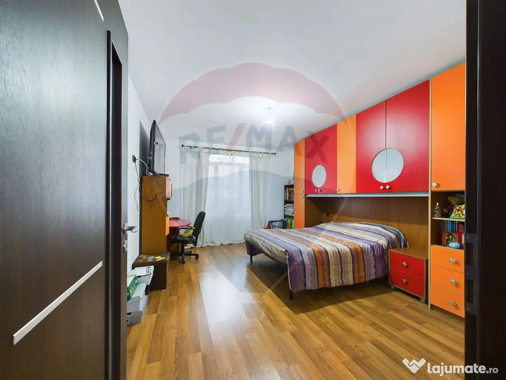 Vila cu 6 camere, teren 1200mp de vanzare- Varasti, la 4 ... 