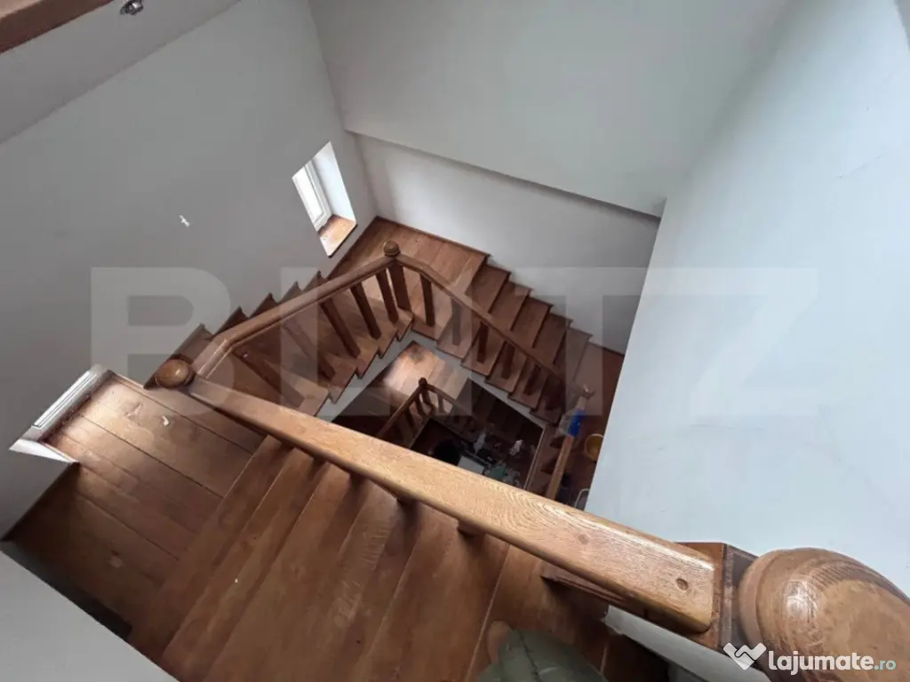 Casa cu 7 camere, 4 bai, 330 mp, 900 mp curte, zona Ford