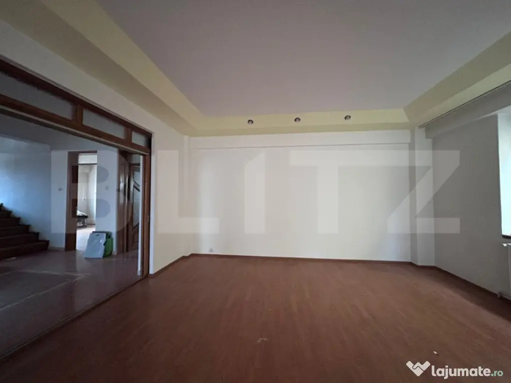 Casa cu 7 camere, 4 bai, 330 mp, 900 mp curte, zona Ford