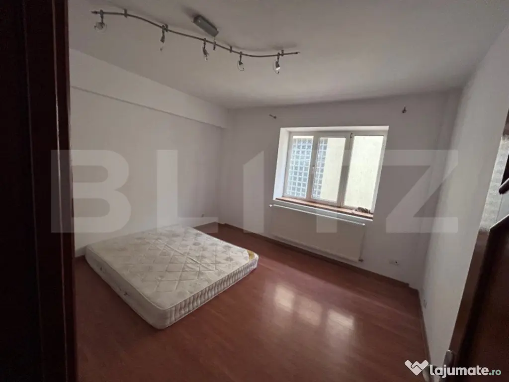 Casa cu 7 camere, 4 bai, 330 mp, 900 mp curte, zona Ford