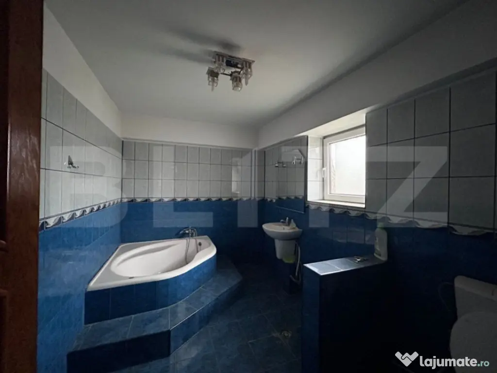 Casa cu 7 camere, 4 bai, 330 mp, 900 mp curte, zona Ford