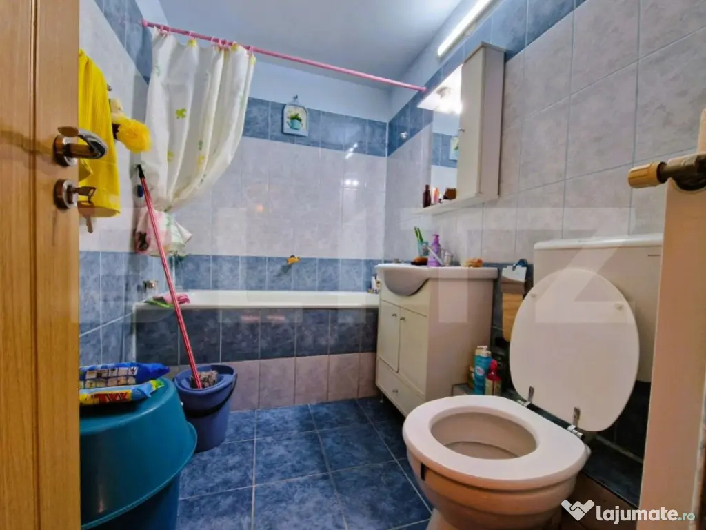 Apartament de vanzare, cu 3 camere, 64 mp, zona Intre Lacuri