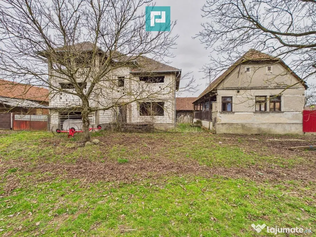 Casă la roșu în localitatea Almaș, Arad. 