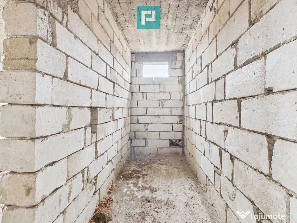 Casă la roșu în localitatea Almaș, Arad. 