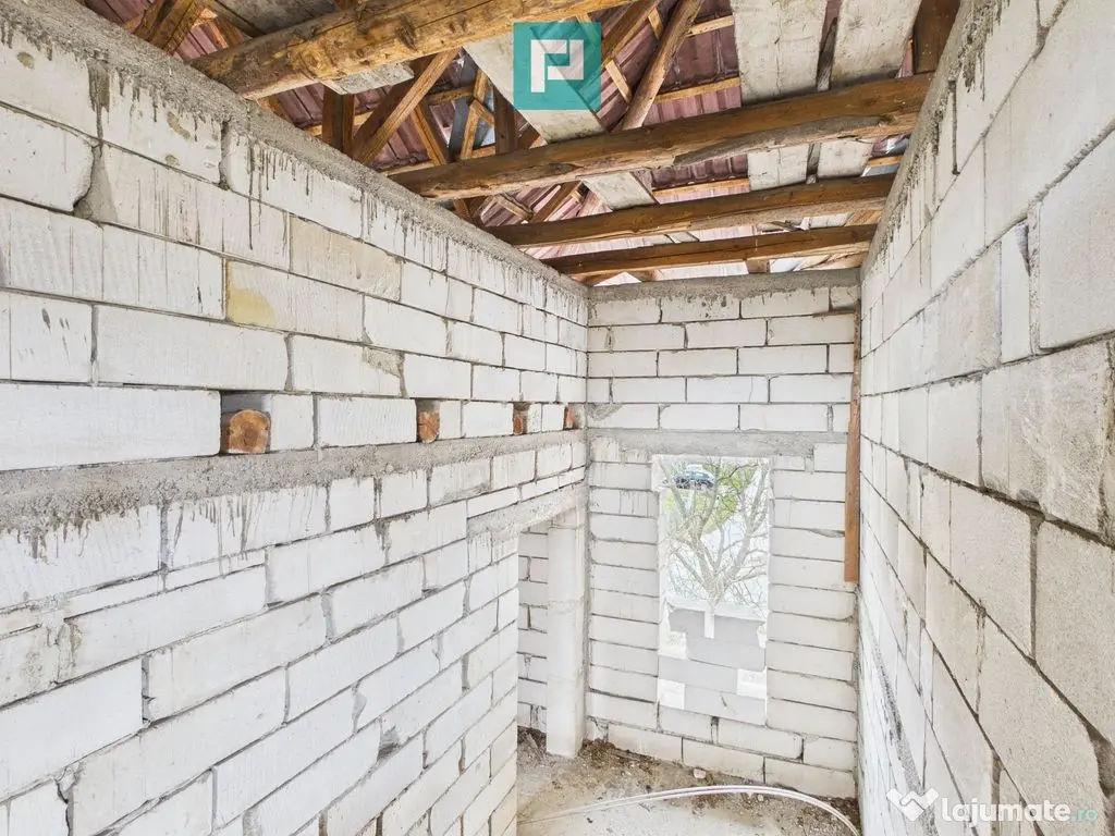 Casă la roșu în localitatea Almaș, Arad. 