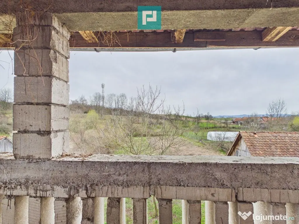 Casă la roșu în localitatea Almaș, Arad. 