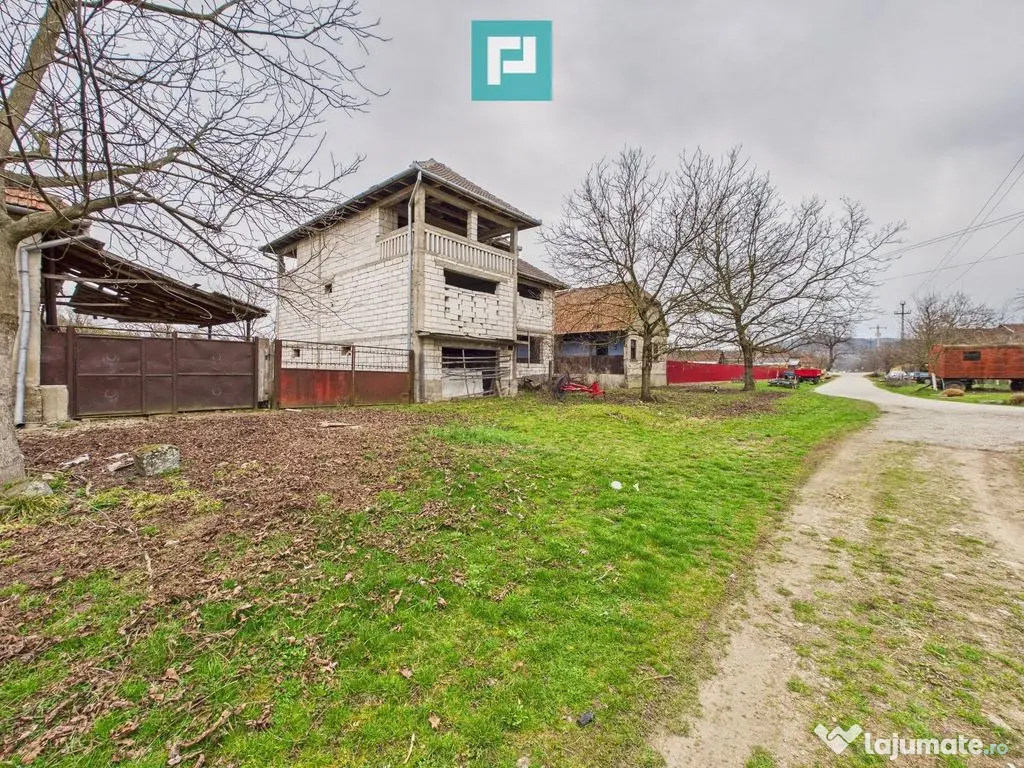 Casă la roșu în localitatea Almaș, Arad. 