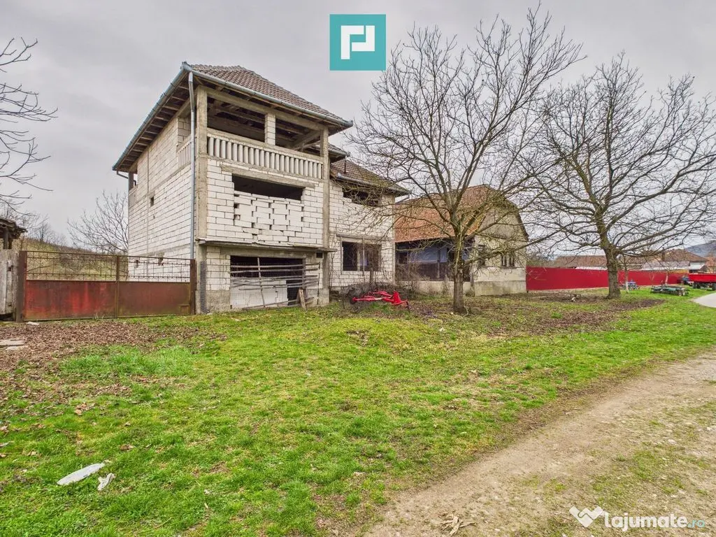 Casă la roșu în localitatea Almaș, Arad. 