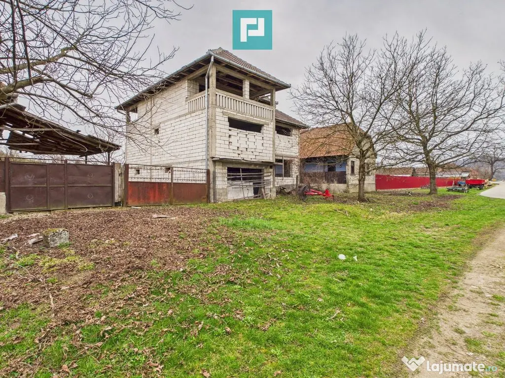 Casă la roșu în localitatea Almaș, Arad. 