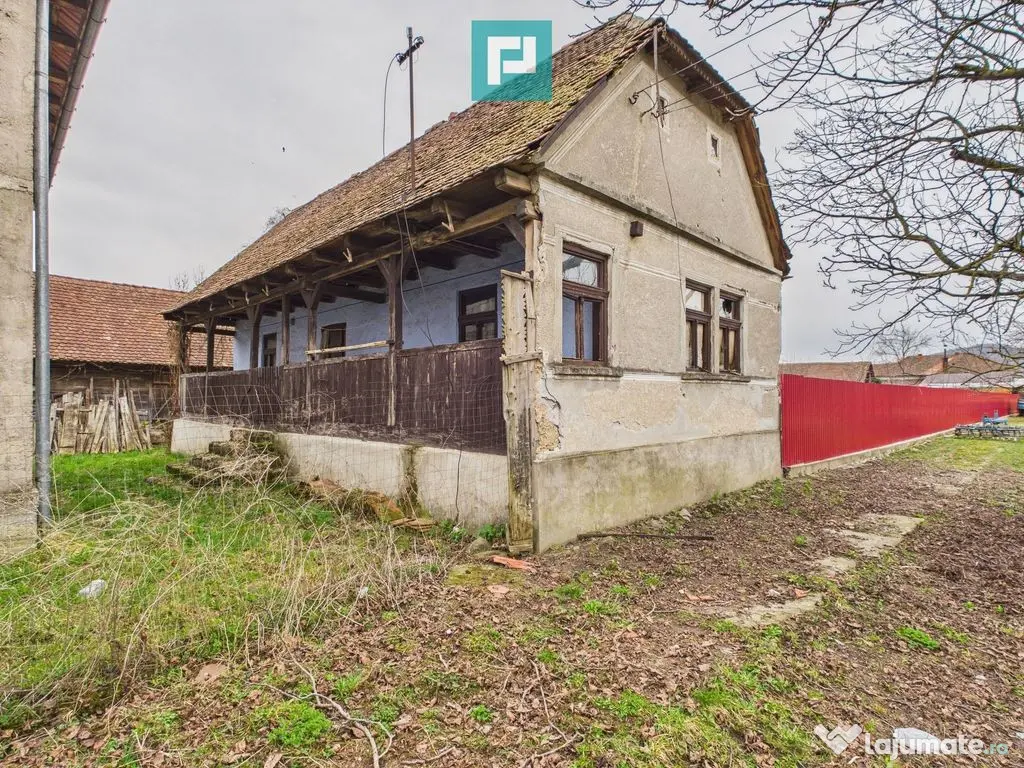 Casă la roșu în localitatea Almaș, Arad. 