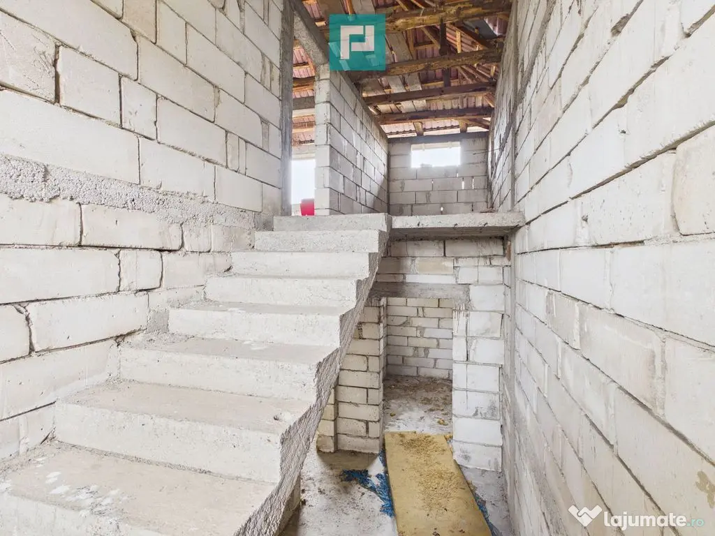 Casă la roșu în localitatea Almaș, Arad. 