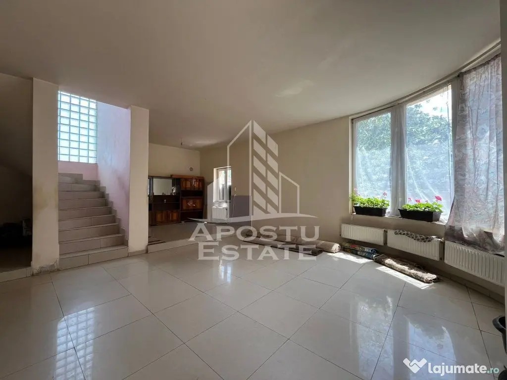 Casa invididuala cu 13 camere, situata in zona Mehala