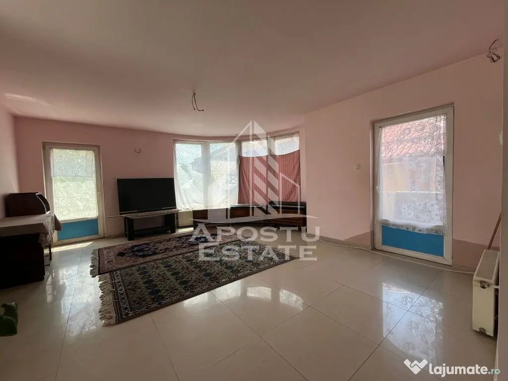 Casa invididuala cu 13 camere, situata in zona Mehala