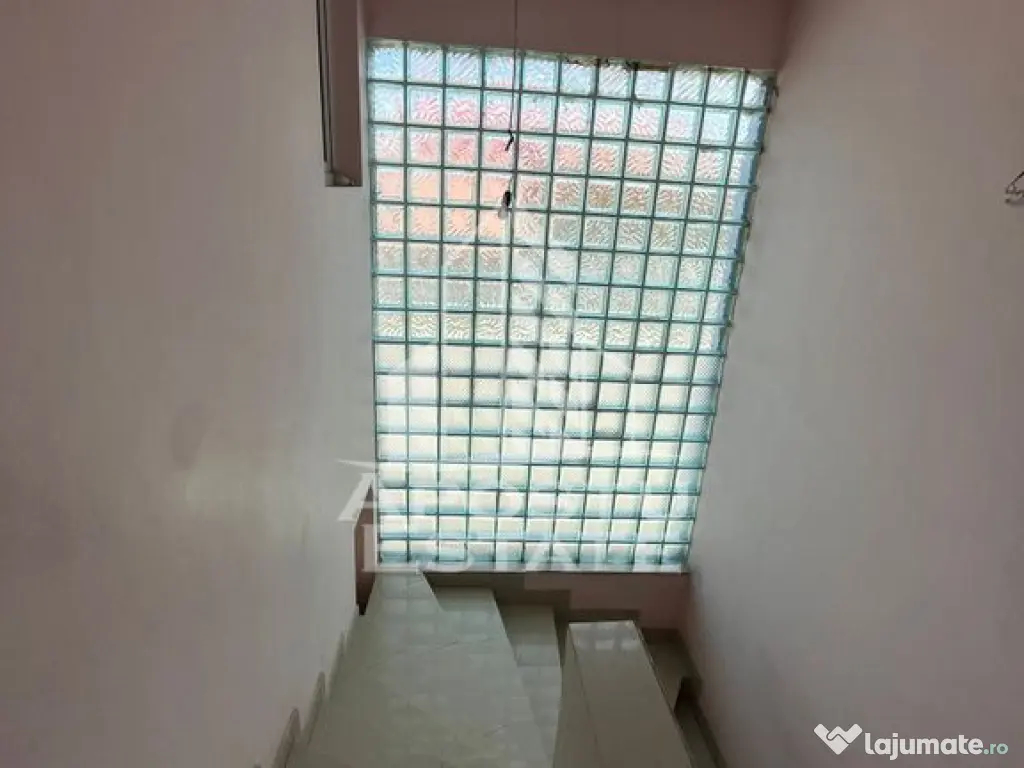 Casa invididuala cu 13 camere, situata in zona Mehala