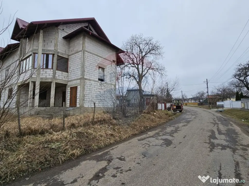 Casă / Vilă cu 12 camere, teren intravilan de 2869mp î... 