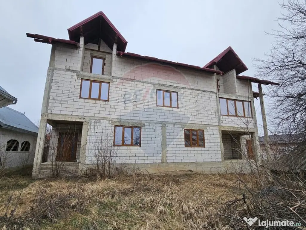 Casă / Vilă cu 12 camere, teren intravilan de 2869mp î... 