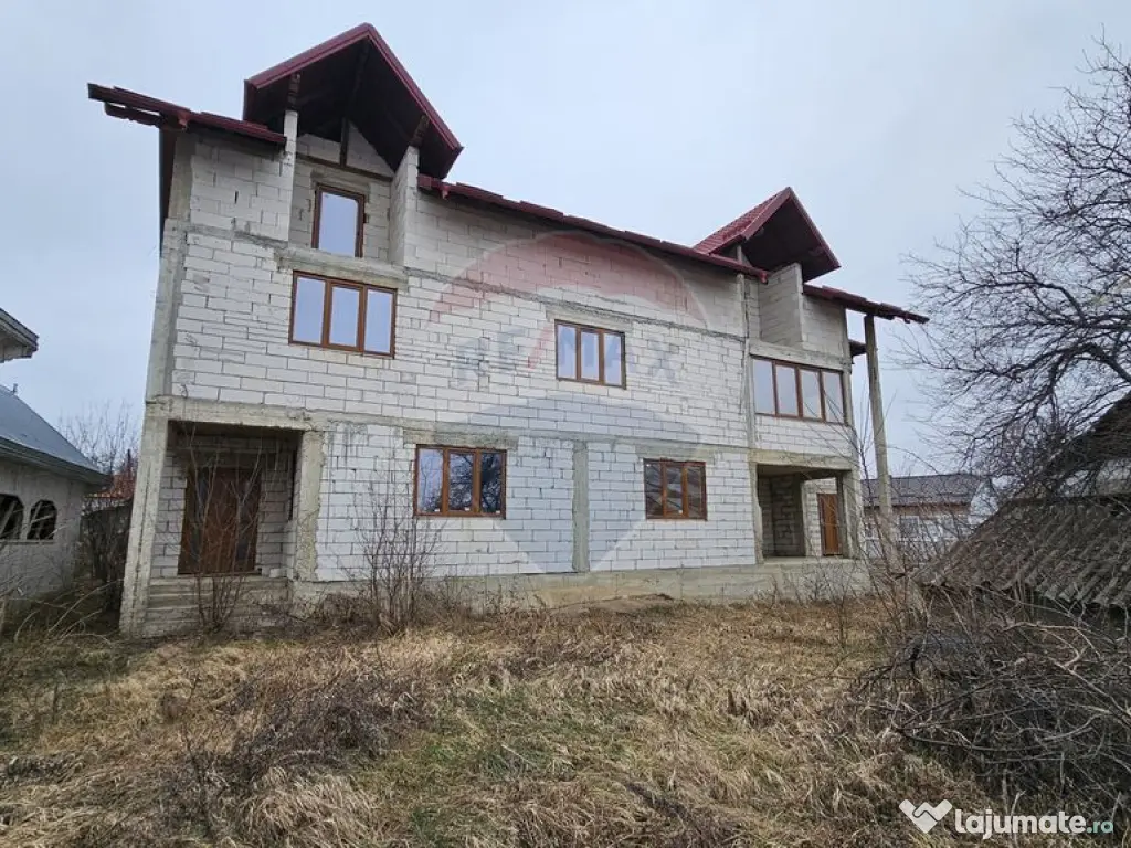 Casă / Vilă cu 12 camere, teren intravilan de 2869mp î... 