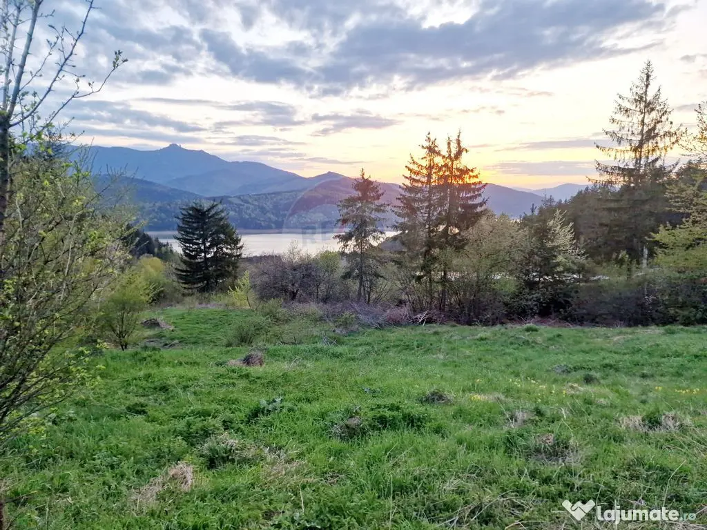 Teren cu vedere la Muntele Ceahlau