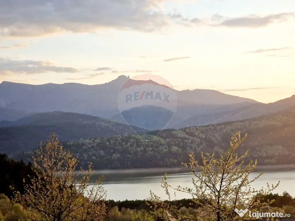 Teren cu vedere la Muntele Ceahlau