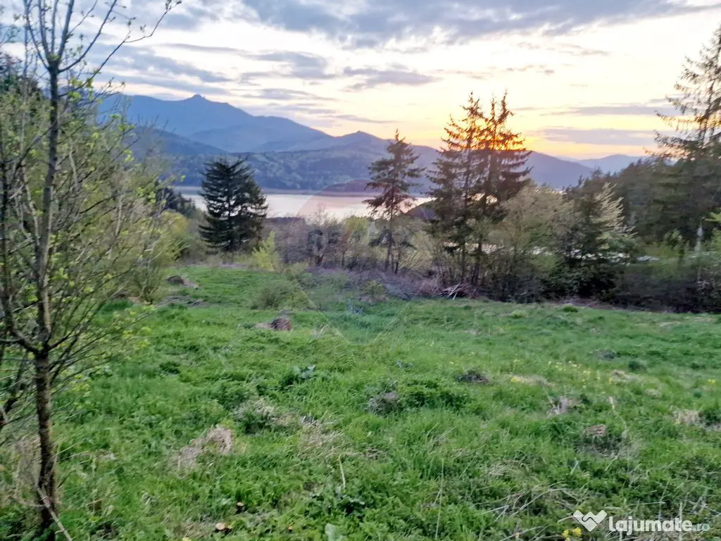 Teren cu vedere la Muntele Ceahlau