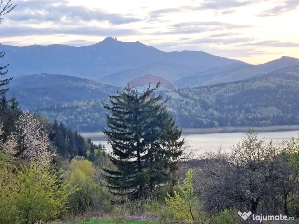 Teren cu vedere la Muntele Ceahlau