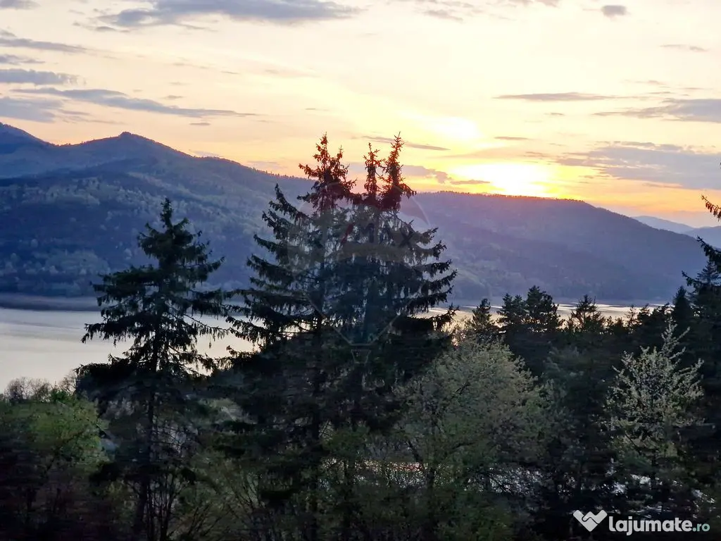 Teren cu vedere la Muntele Ceahlau