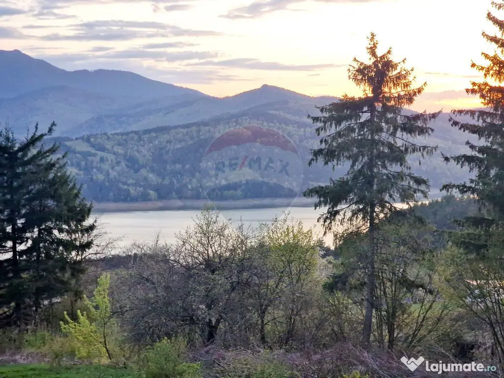 Teren cu vedere la Muntele Ceahlau