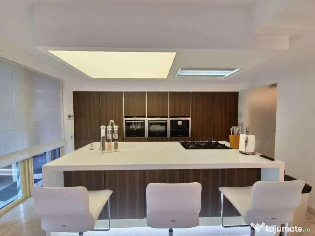 Vila deosebita la un pas de mare mobilata si utilata