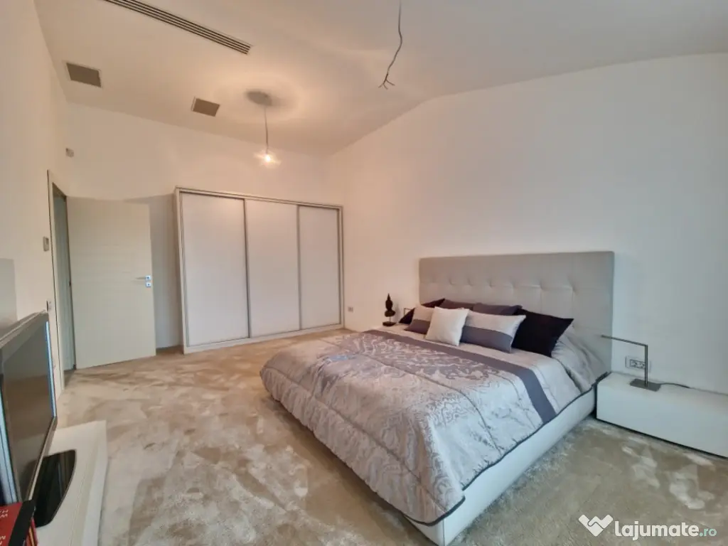 Vila deosebita la un pas de mare mobilata si utilata