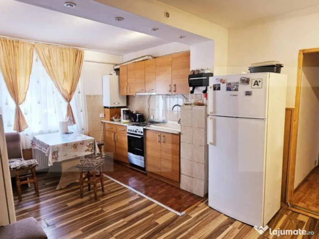 Apartament de vanzare, cu 3 camere, decomandat, 68mp, parter