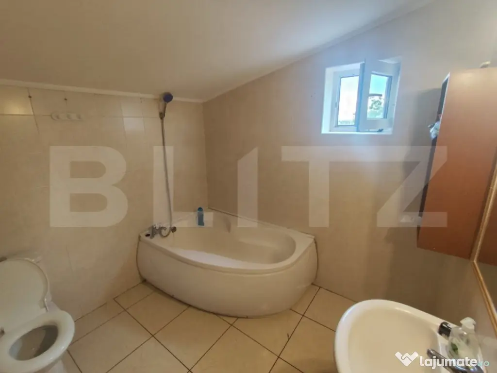 Casa de vanzare, cu 4 camere, 147 mp, zona Pacurari