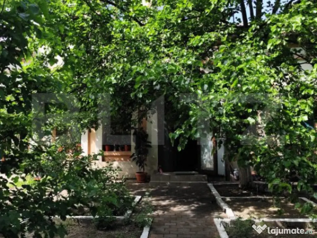 Casa de vanzare, cu 4 camere, 147 mp, zona Pacurari