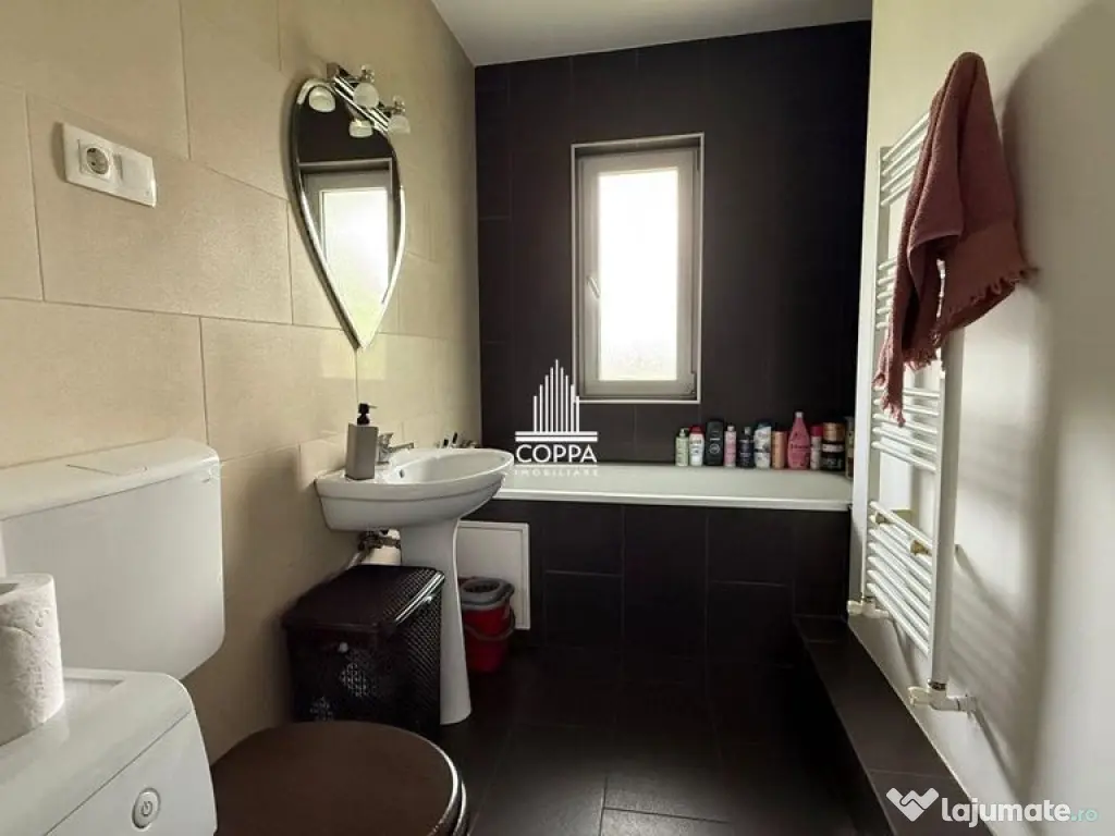 Apartament de vânzare 3 camere strada Rozelor 