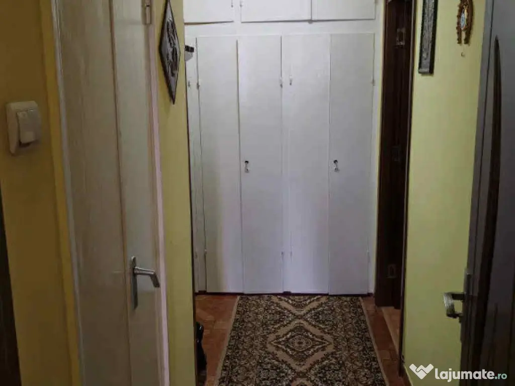 Apartament 2 camere, decomandat - zona Tractorul.