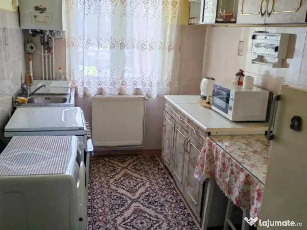 Apartament 2 camere, decomandat - zona Tractorul.