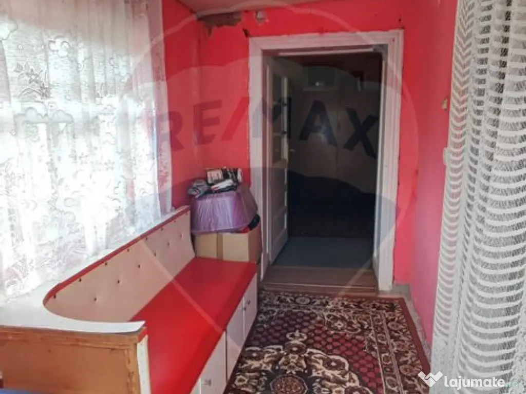 Casă cu 4 camere si teren de vânzare in com. Husasau de... 