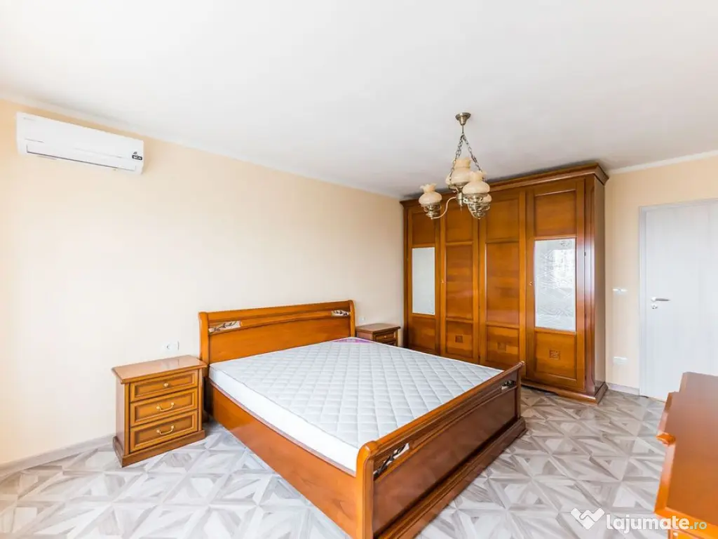 Apartament de închiriat cu 3 camere la Intim
