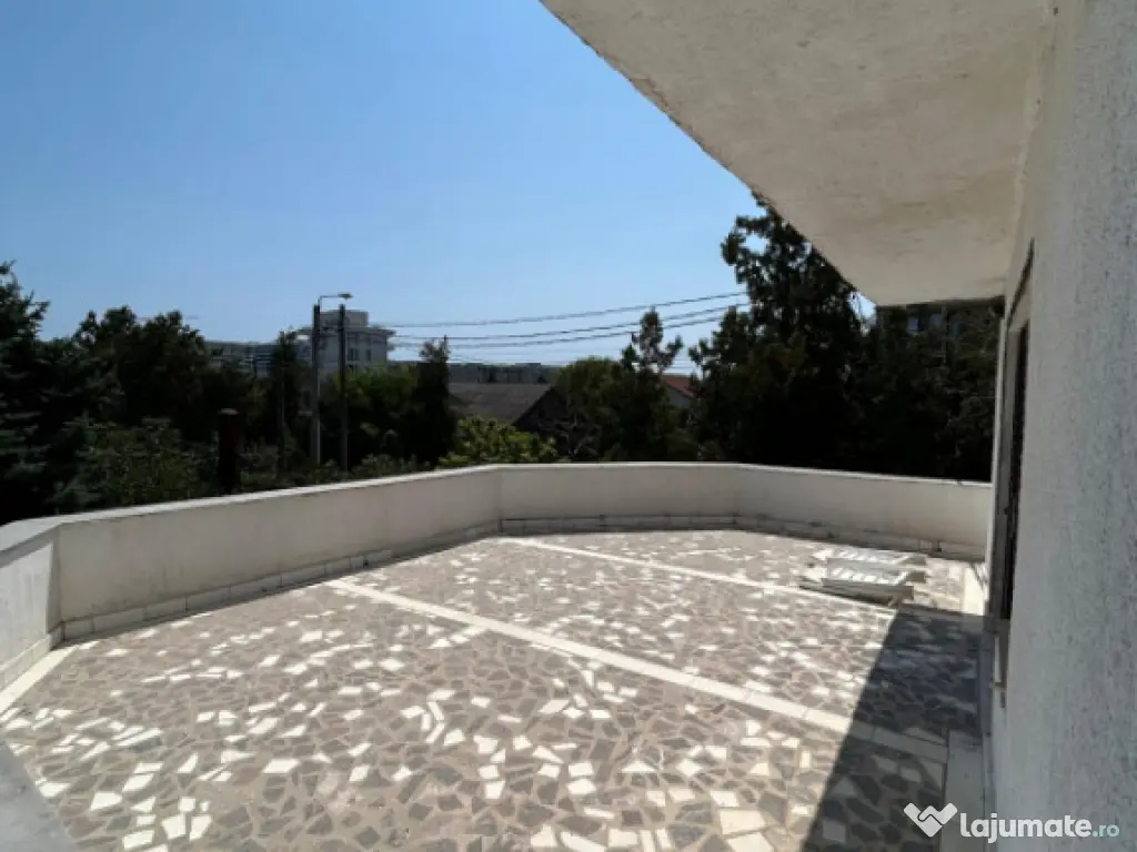 Povestea unei case la doar 200 m de valuri, cu piscină și