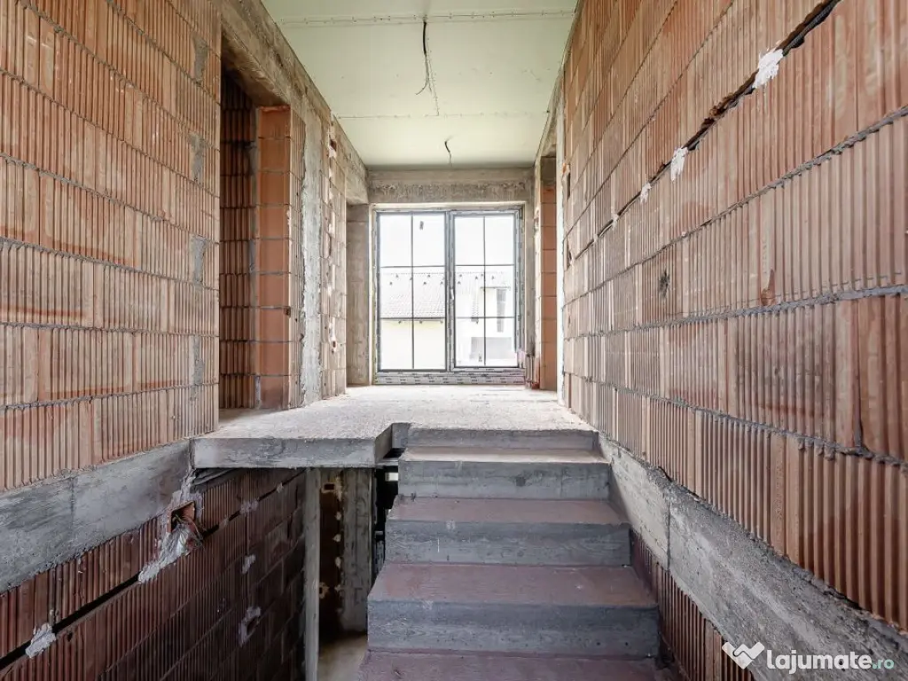 Casă nouă, parțial finalizată – Str. Constituției,... 