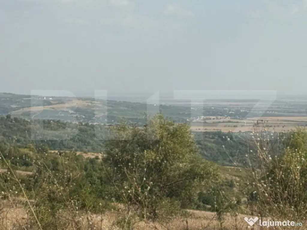 Casa cu 2 camere demolabila, suprafata teren 1700mp + super