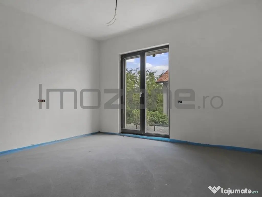 Casă spațioasă cu terasă și loc de parcare – Milit... 