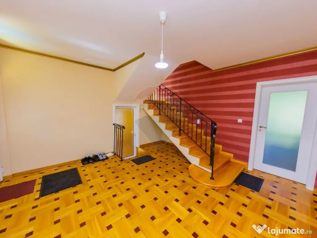 Vilă cu 5 camere de închiriat 